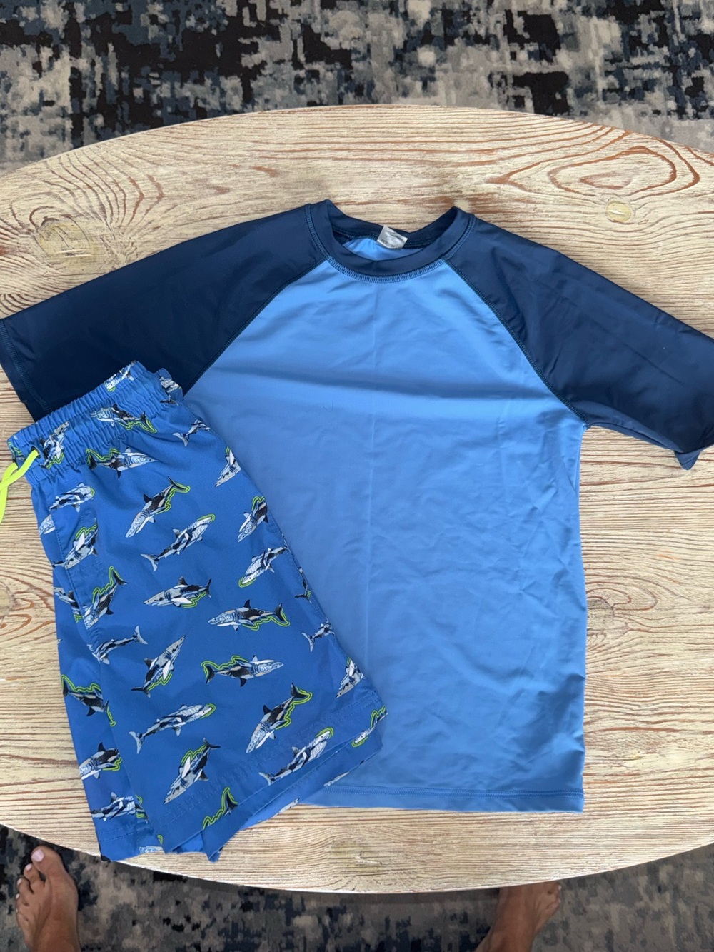 Old Navy Boys Short-Sleeve Rash Guard and Shark Print Swim Trunks Size L 10-12